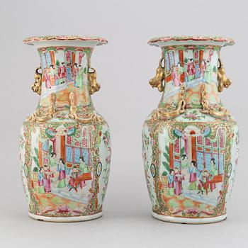 A pair of famille rose Canton vases, Qing dynasty, late 19th century.