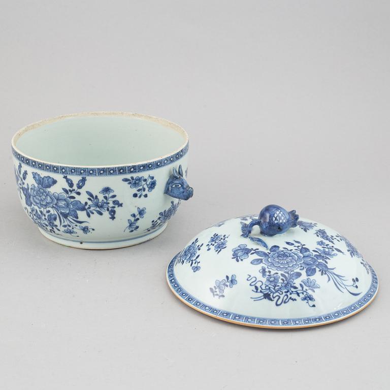 A blue and white tureen with cover, Qing dynasty, Qianlong (1736-95).