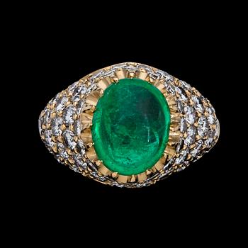 263. A cabochon cut emerald ring, app. 4 cts, and brilliant cut diamonds, tot. app. 3 cts.