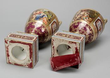 PRAKTURNOR, ett par, porslin, Wien, troligen sekelskiftet 1900.