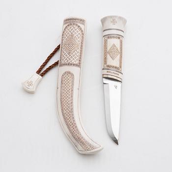 A reindeer horn knife by Bertil Fällman, signed.