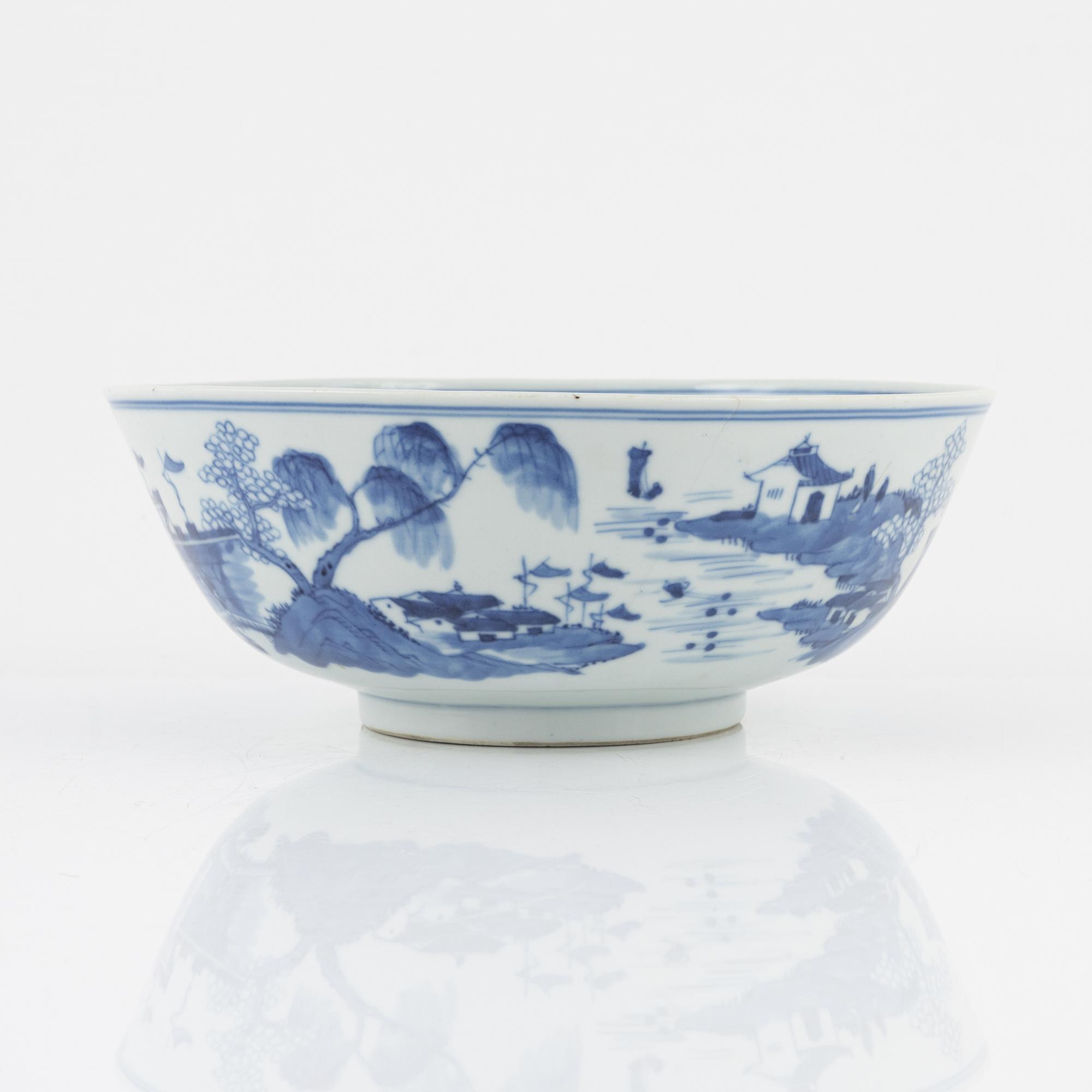 A blue and white porcelain bowl and dish, China, early 20th century.