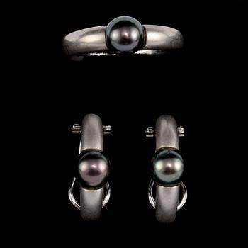 RING samt ÖRHÄNGEN, ett par, platina samt odlade pärlor, 1900-talets slut. Vikt 15 g.
