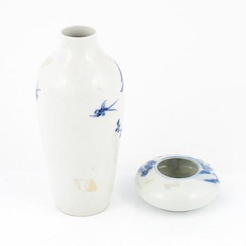 A blue and white brush washer and vase, Qing dynasty, 19th Century.