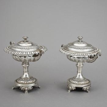 SOCKERSKÅLAR med LOCK, ett par, silver. Anders Lundqvist, Stockholm 1836. Ca 1737 gram.