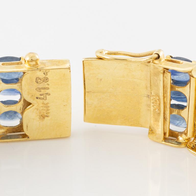 Armband, 18K guld med ovala fasettslipade safirer i tre rader.
