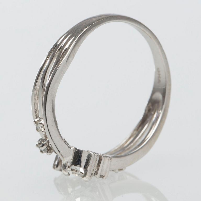 RING, 18K vitguld med briljantslipade diamanter, totalt ca 0.40 ct.