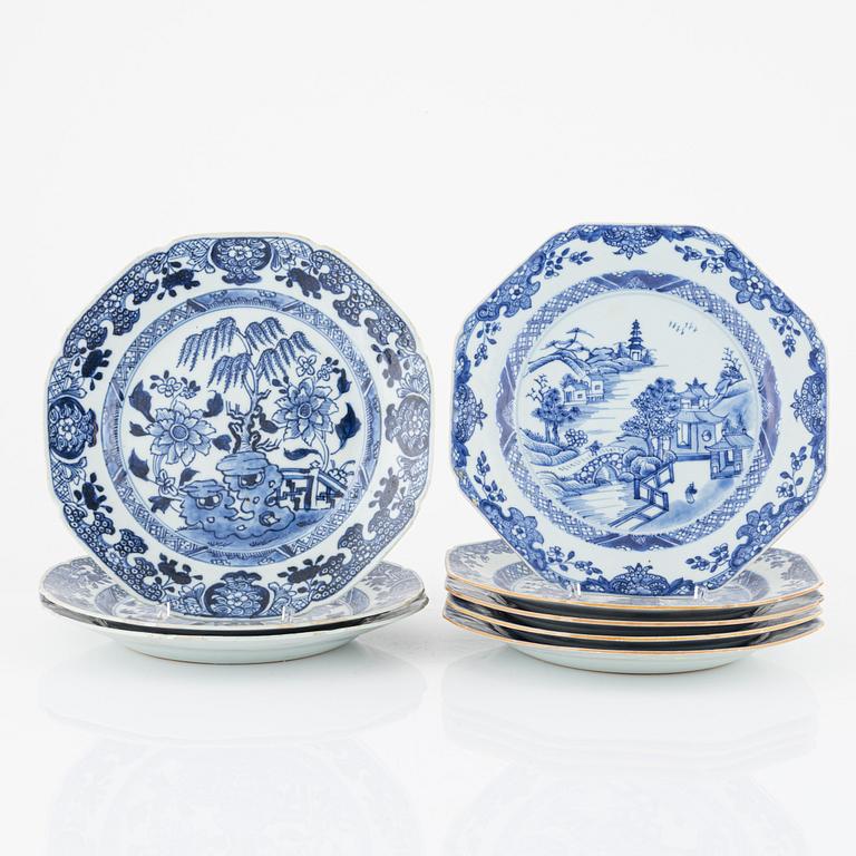 A set of eight blue and white dinner plates, Qing dynasty, Qianlong (1736-95).