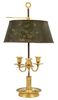 1024. BORDSLAMPA, s.k. lampe bouillotte, för tre ljus. Frankrike, 1800-tal.