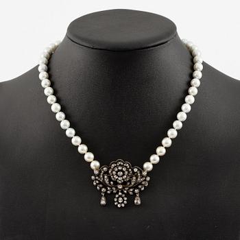 Collier/brosch, odlade pärlor, silver med gammalslipade diamanter.