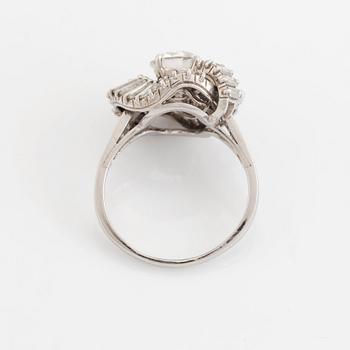 Boucheron ring platina med en rund briljantslipad diamant vikt ca 1.25 ct kvalitet ca H vvs.