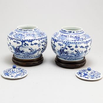 A pair of blue and white jars with covers, Qing dynasty, Guangxu (1875-1908).