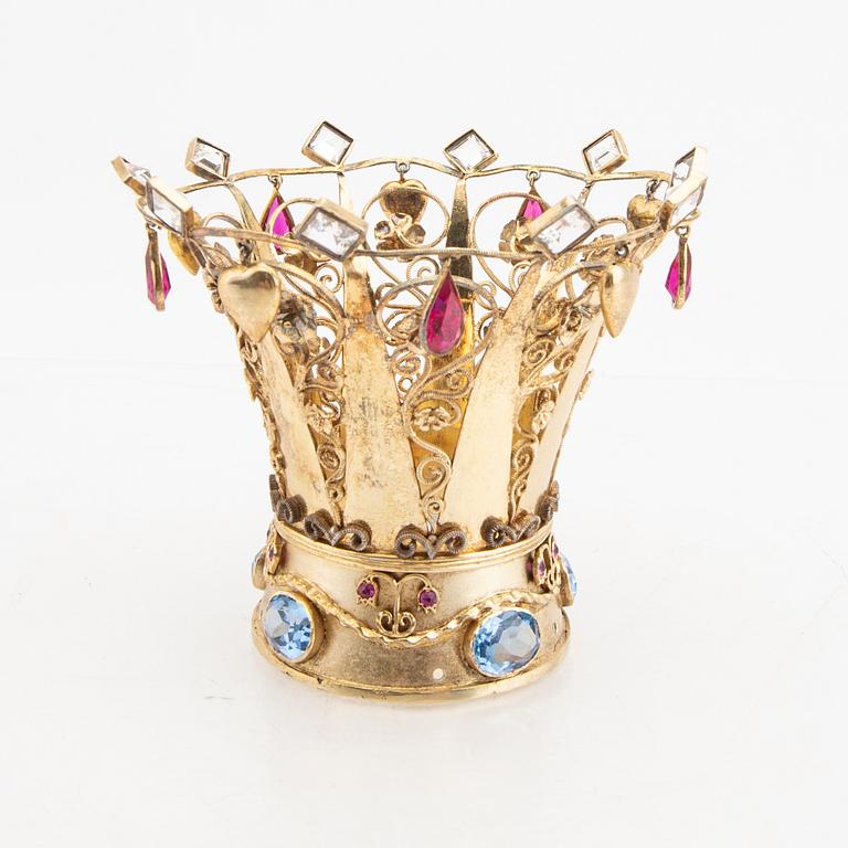 Brudkrona förgyllt silver, syntetiska spineller och syntetiska rubiner, Södergren A, Nässjö 1951.