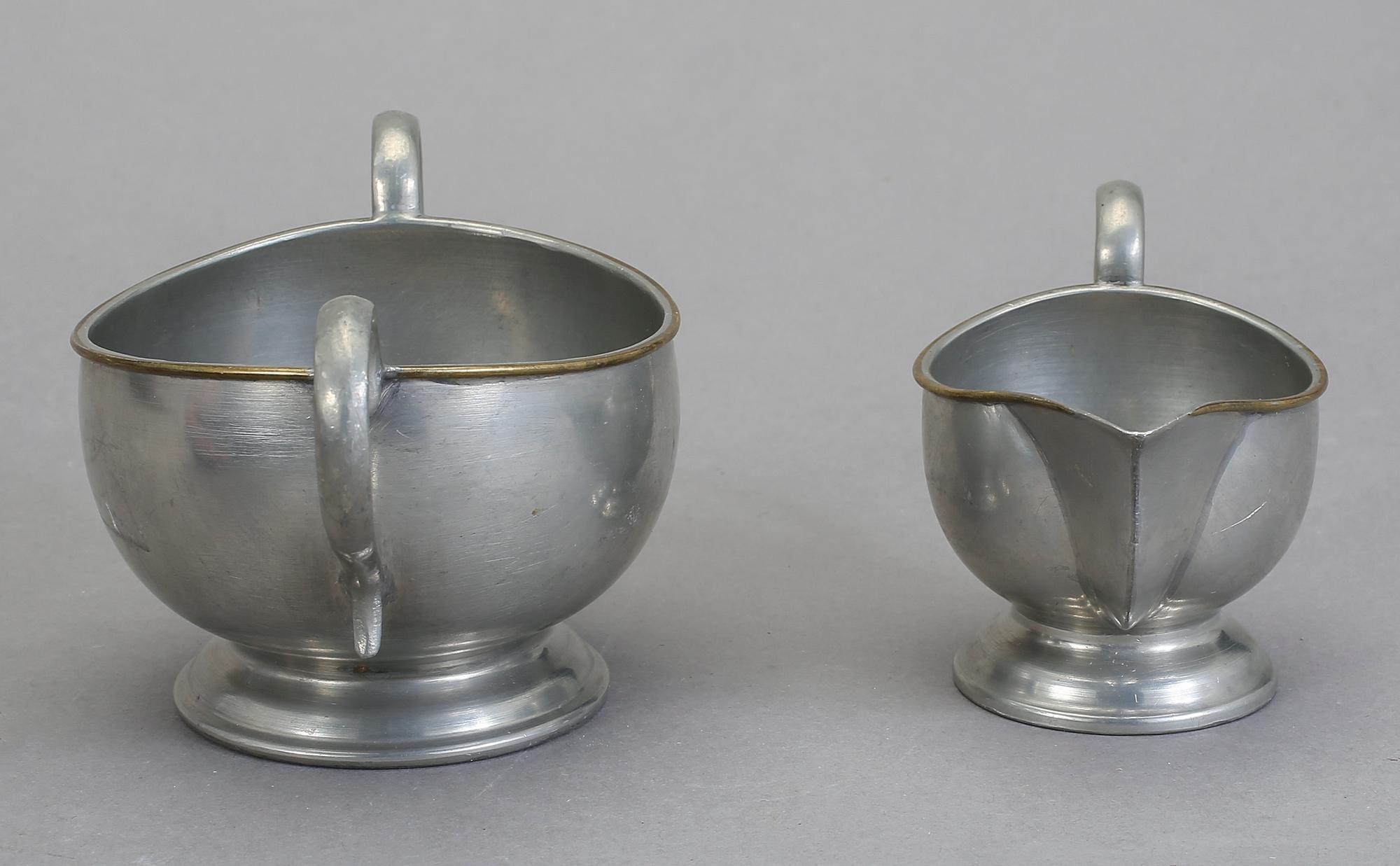 MJÖLKKANNA samt SOCKERSKÅL, två delar, tenn, Svenskt Tenn, 1900-talets första hälft / mitt.