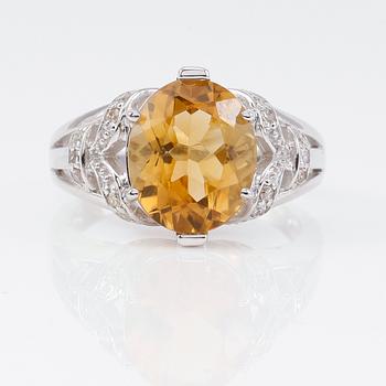 RING, 14K vitguld, citrin ca 6.00 ct. och mindre diamanter.