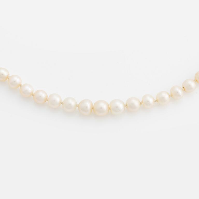 Pärlcollier med doserade pärlor, lås guld med smaragd och rosenslipade diamanter.