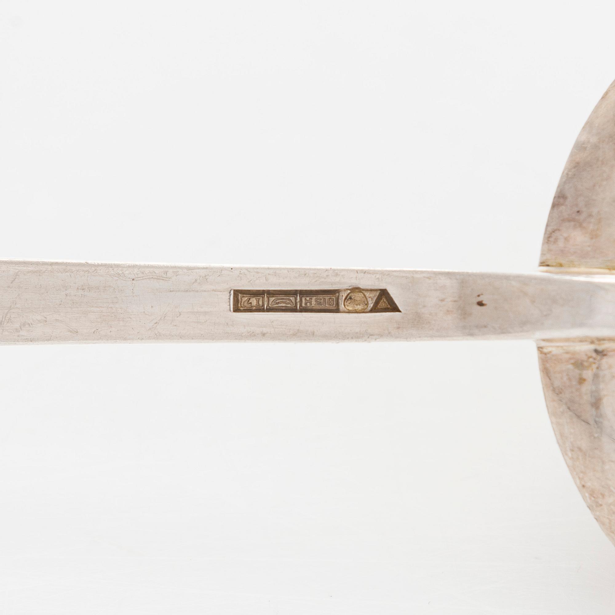 Tillander, Tarjoiluvälineitä, 9 kpl, hopeaa, joista viisi leimattu Matti Honkanen, Helsinki 1955-1962.