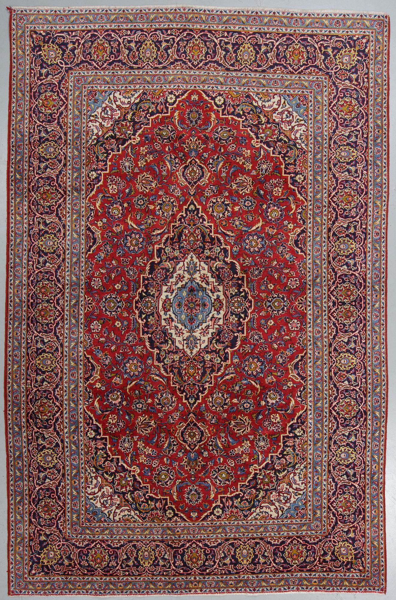 A carpet, Kashan, ca 318 x 206 cm.