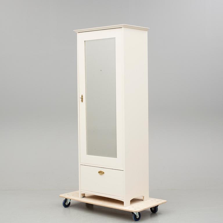 KLÄDSKÅP, jugend, 1900-talets början.