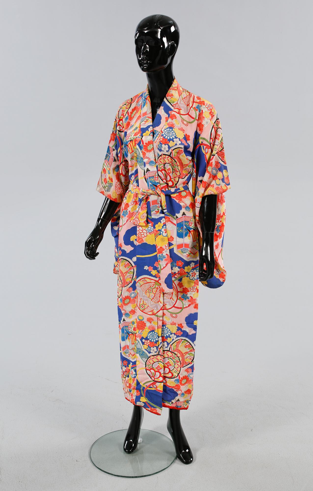 KIMONOS, 3 st, samt MORGONROCK, Japan, 1900-talets andra kvartal.
