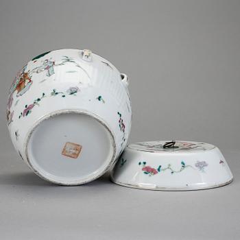 KAROTT MED LOCK, porslin, Kina omkring 1900.