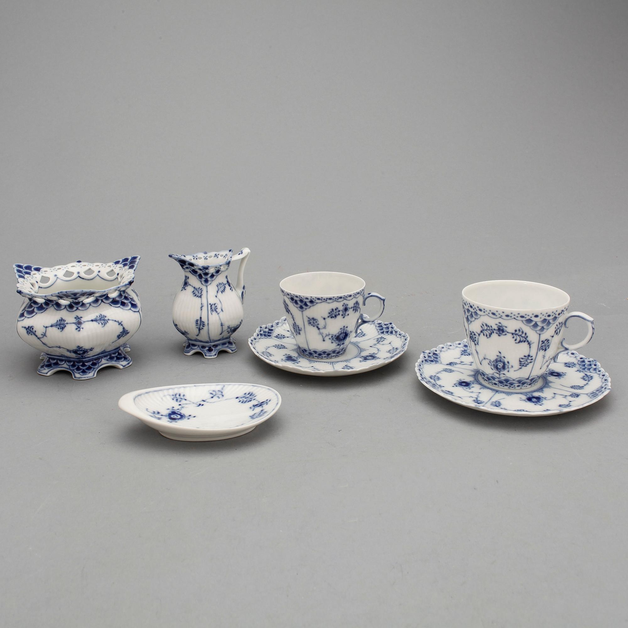 MOCCA samt KAFFESERVIS, 36 delar, porslin, "Musselmalet", Royal Copenhagen, Danmark, 1900-talets andra hälft.