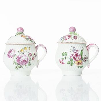 Cremekoppar med lock, ett par, rokoko, Mennecy-Villeroy, Frankrike, 1700-tal.