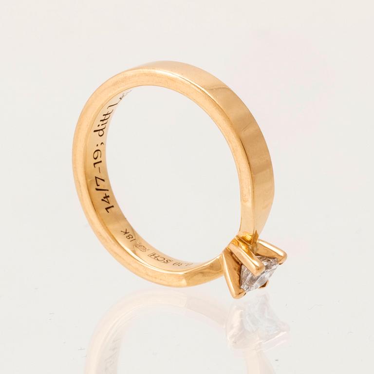 Ring "Maui" solitär 18K guld med prinsesslipad diamant Schalins.