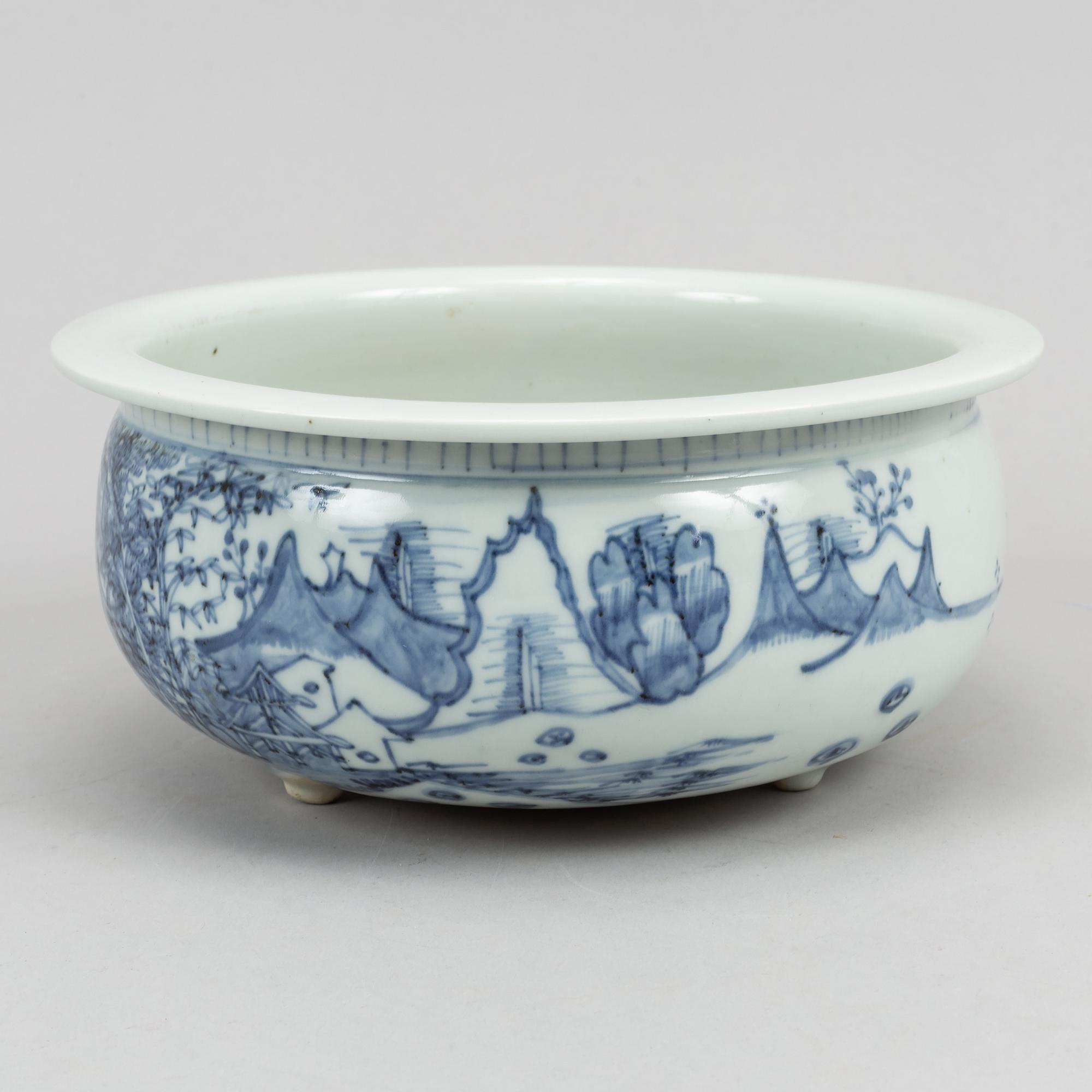 A blue and white tripod censer, Qing dynasty (1664-1912).