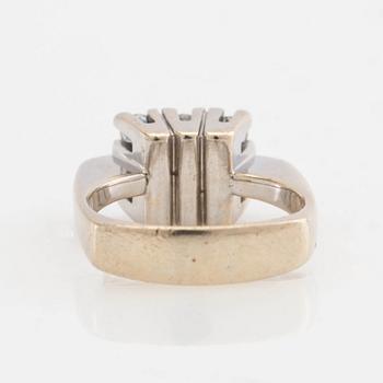 Ole Lynggaard, ring, 14K guld med runda brilliantslipade diamanter.