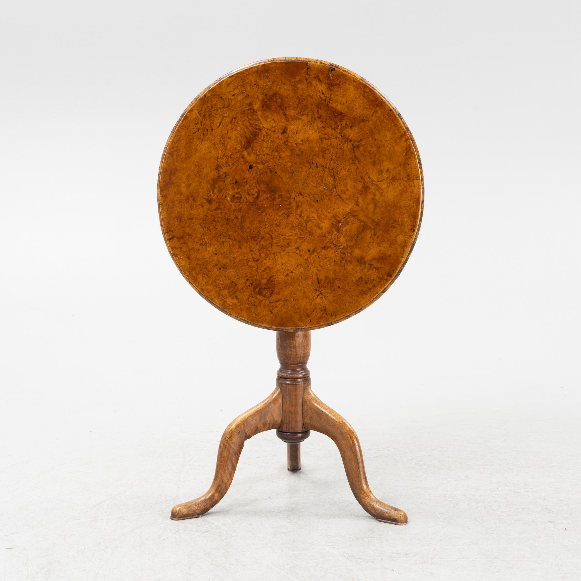 A alder root veneered tilt-top table by Jacob Sjölin 1767-1785.