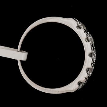 RING, 18k vitguld med briljantslipade diamanter tot ca1,05ct. Vikt 4,2g.