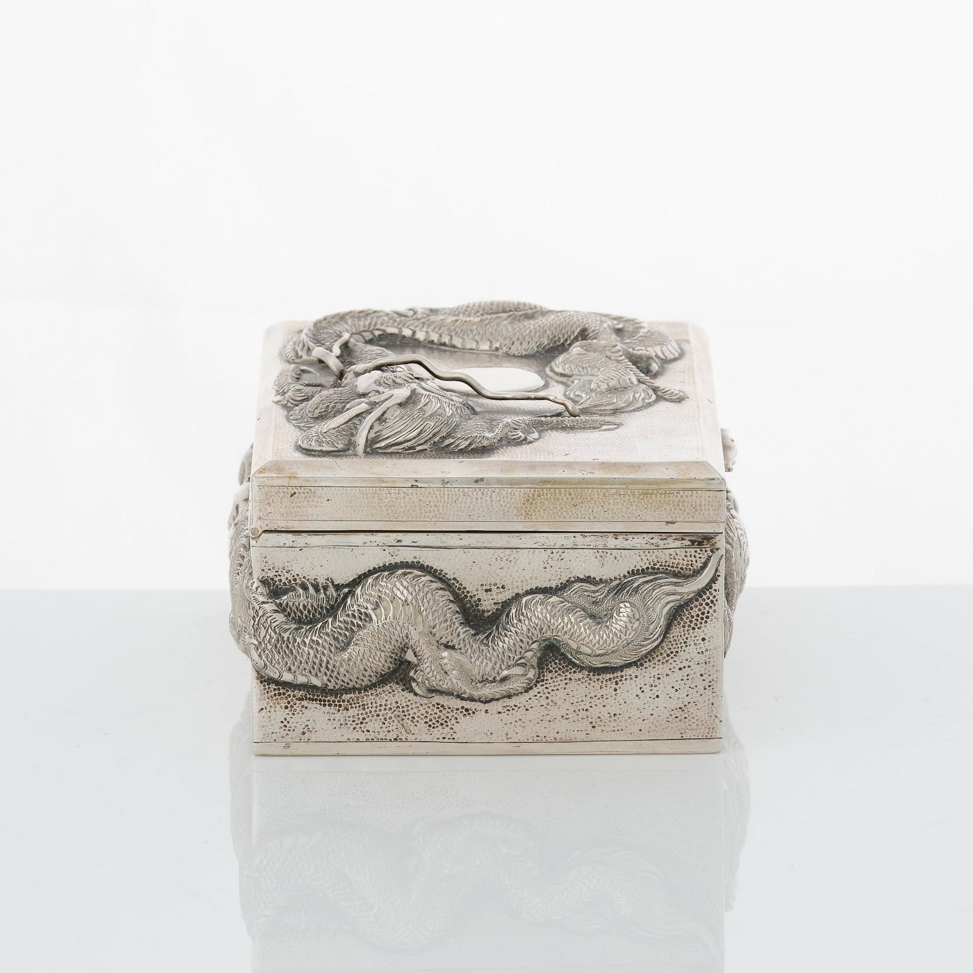Askar med lock, två stycken, tändstickshållare och coaster, silver. Kina, olika mästarstämplar, 1900-tal.