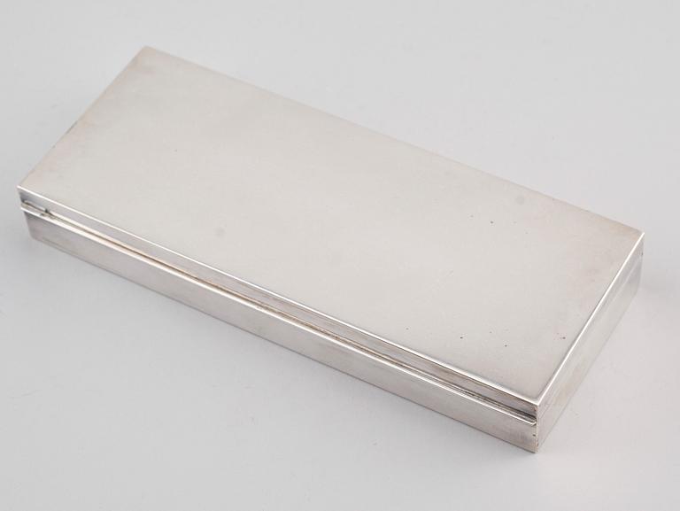 CIGARETTSKRIN, silver, 1900-talets första hälft. Vikt med inredning ca 579 g.