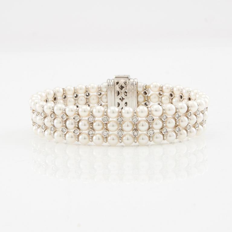 Bracelet 18K white gold with cultured pearls and round brilliant-cut diamonds.