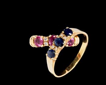 RINGAR, 2 st, 18k guld med blå resp rosa safirer och diamanter. Tot ca 5 gr.