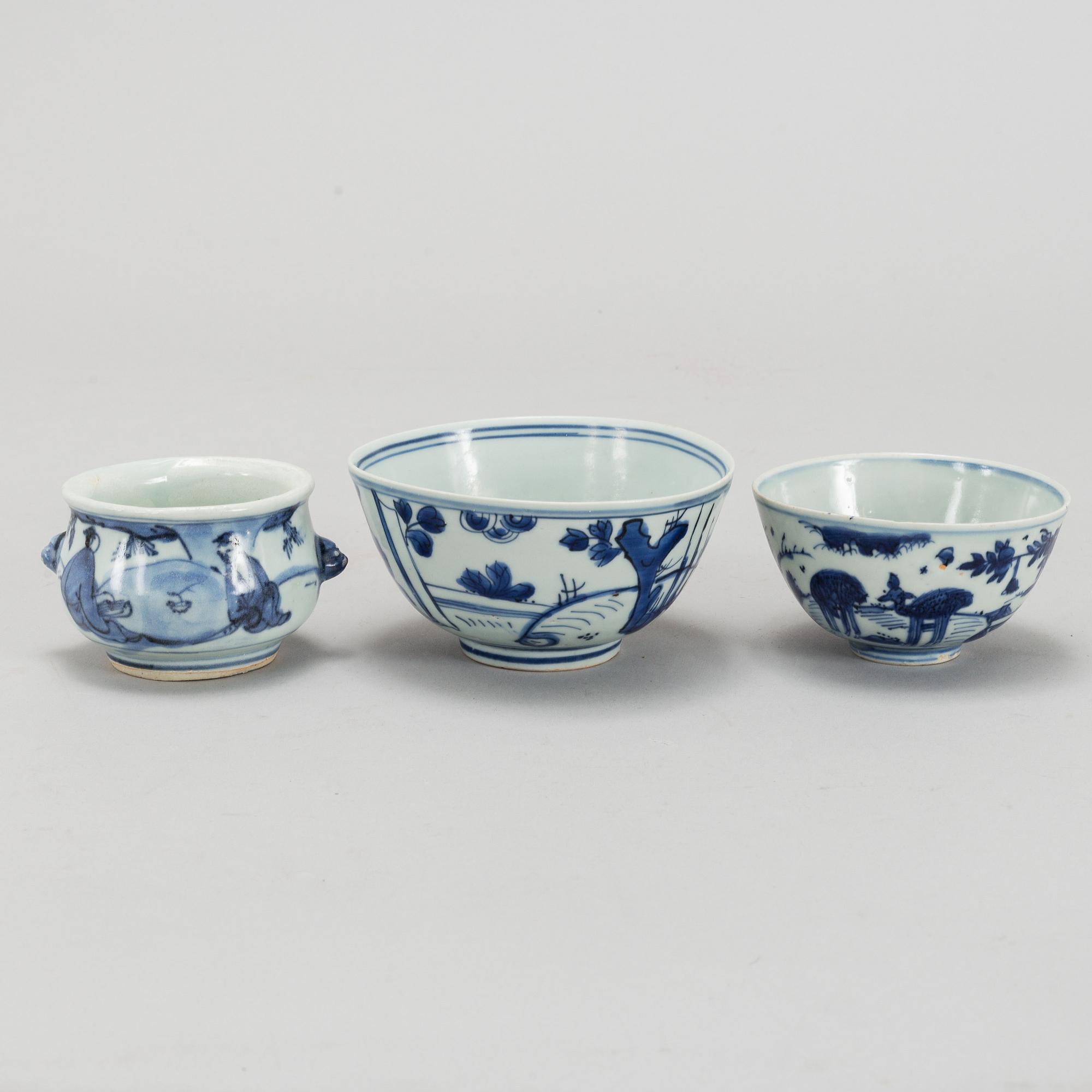 Two blue and white bowls and a censer, Ming dynasty (1368-1644).