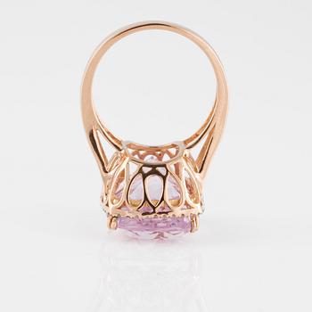 RING, med fasettslipad kunzit ca 17,4 ct samt briljantslipade diamanter ca 0.30 ct.