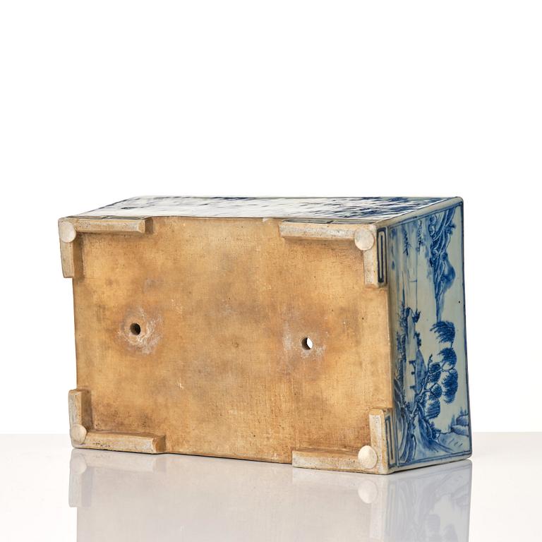 A large rectangular blue and white flower pot, Qing dynasty, 18th Century.