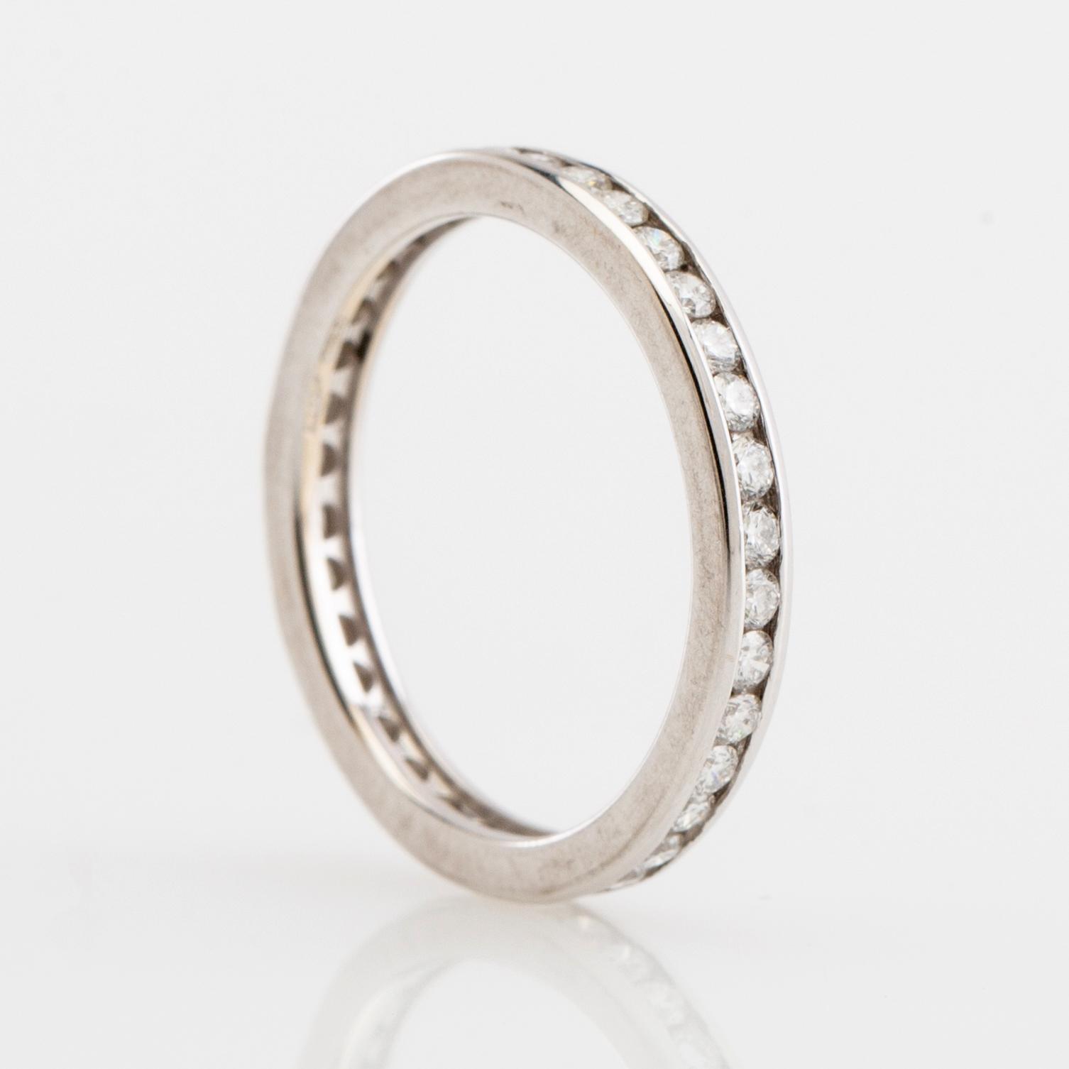 Alliansring, 18k vitguld med briljantslipade diamanter.