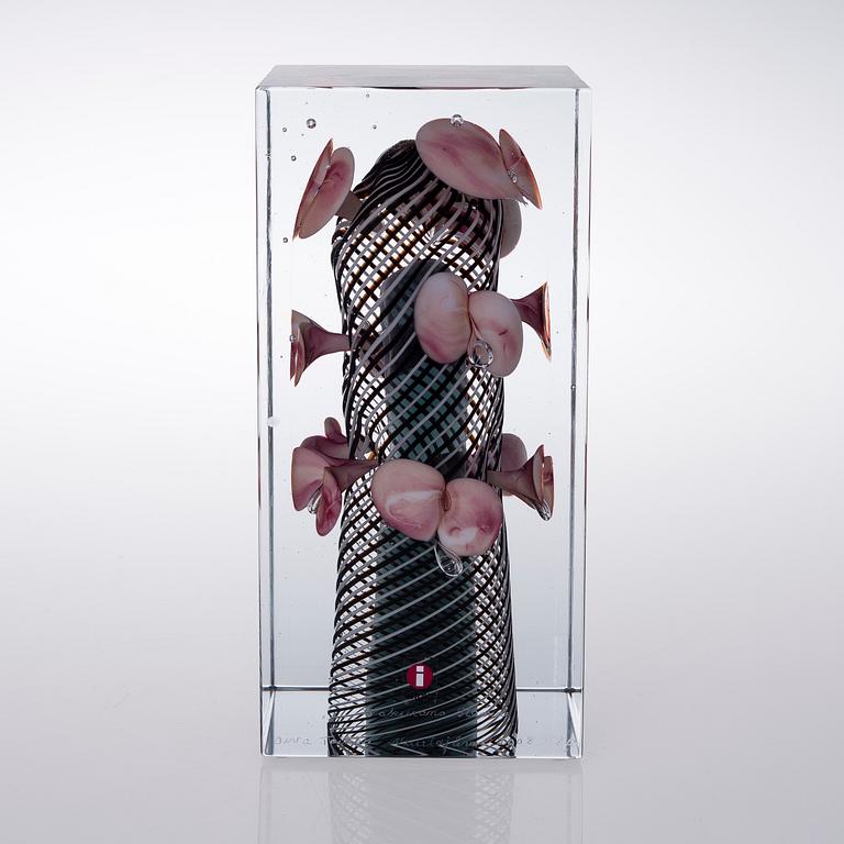 OIVA TOIKKA, A GLASS CUBE. Signed Sakurano Hana, Oiva Toikka, Nuutajärvi 2008, 118/200.