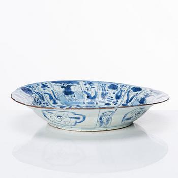 A blue and white dish, Ming dynasty, sen Wanli/1630's.