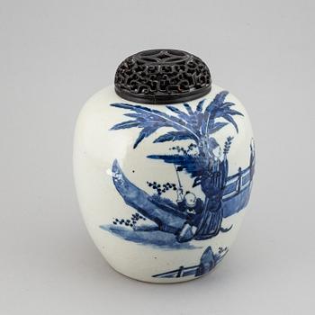 A blue and white jar, Qing dynasty, 19th Century.