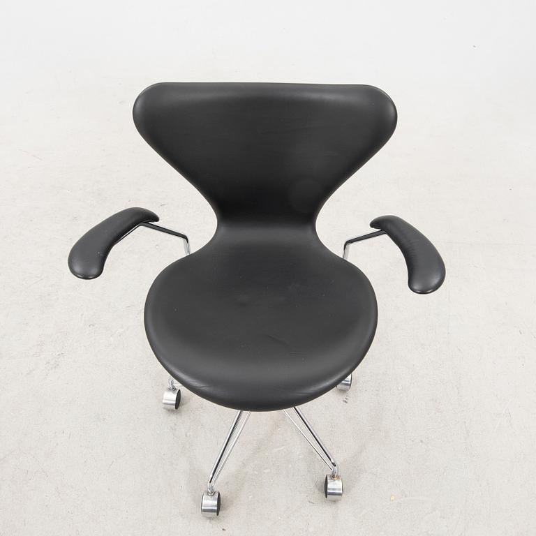 Arne Jacobsen, skrivbordsstol, "Sjuan", Fritz Hansen, daterad 2017.