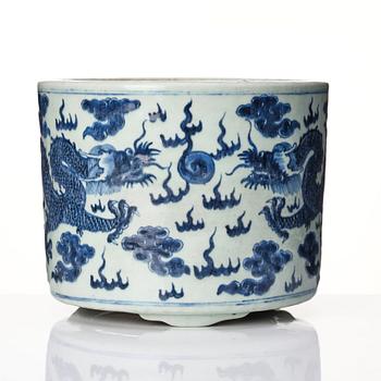 A blue and white Chinese censer, Qing dynasty, 19th Century.