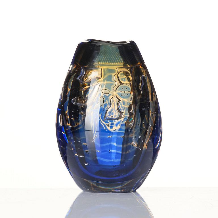 Edvin Öhrström, an ariel glass vase, Orrefors, Sweden, 1967.