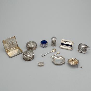 PARTI SILVER, 10 delar samt två skedar, silver, bla Birmingham. 1800-1900-tal. Tot silvervikt ca 460 gram.