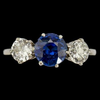 RING, 18k vitguld med fasettslipad safir och två fasettslipade diamanter. Vikt 3 g.