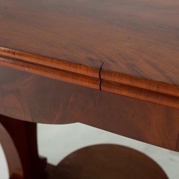 A mahogany veneered mirror with console table. First part of the 19th century.