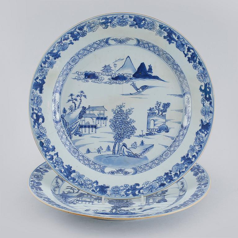 A pair of blue and white serving dishes, Qianlong (1736- 1795).